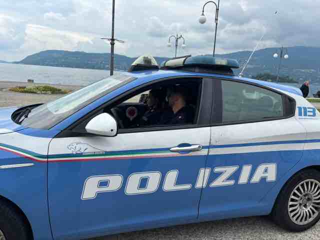Fuga dopo incidente: la Polizia rintraccia il passeggero e scopre droga in casa