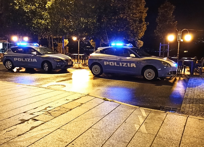 Caos al bar di Suna: trentenne ubriaco allontanato dalla Polizia