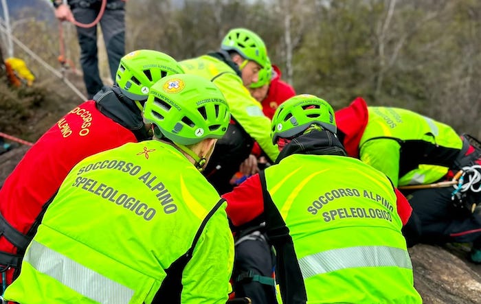 Incidente in montagna sopra Cireggio: escursionista soccorsa in codice rosso