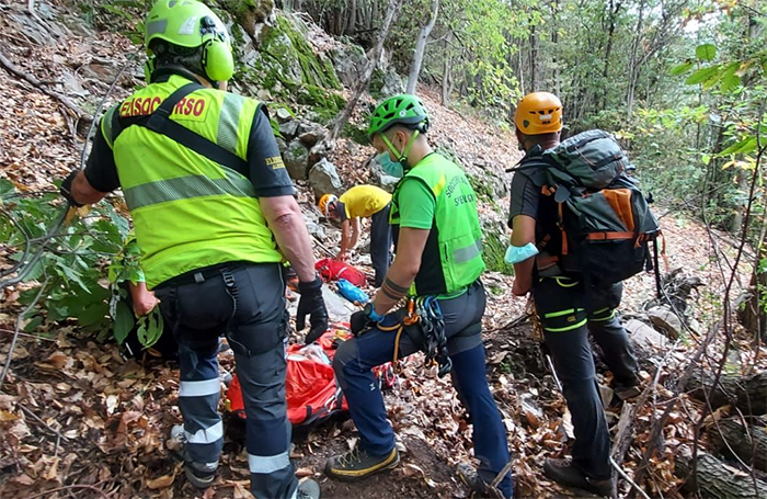 Anziana precipita in un canalone mentre cerca funghi