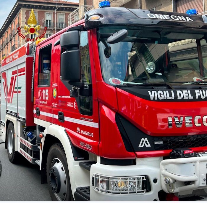 Scontro a Casale Corte Cerro: auto si ribalta e danneggia tubatura del gas