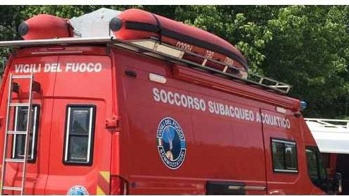 Due persone in acqua alle Marmitte: una si aggrappa alle rocce, l'altra è dispersa