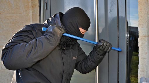 Aronese: ladri in azione in abitazioni, auto e garage