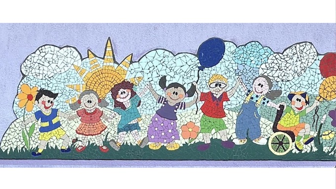 Arona, inaugurato il mosaico di "Donne in Arte" al nido di via Mottarone