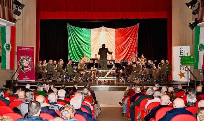 Attesa per il concerto della fanfara della Brigata Alpina Taurinense