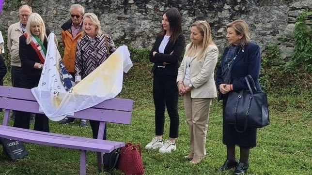 Sensibilizzazione verso i disturbi alimentari, a Gozzano inaugurata panchina lilla
