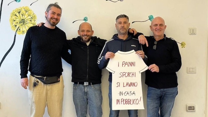 Borgomanero, flash mob maschile “I panni sporchi si lavano in pubblico”
