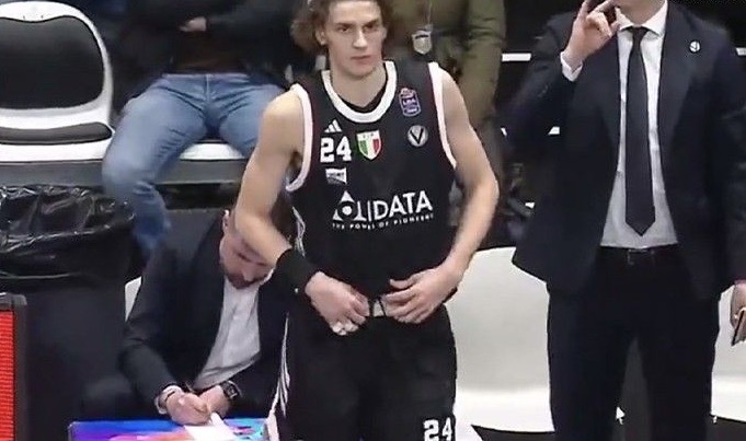 Basket, Francesco Ferrari ha esordito con la Virtus Bologna