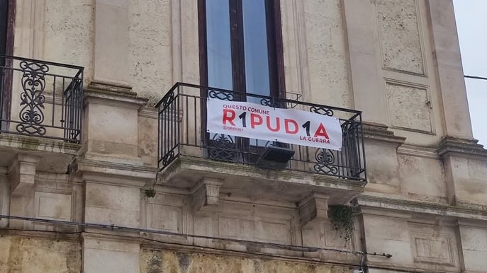 Questo Comune R1PUD1A la guerra. A Madonna del Sasso lo striscione di Emergency