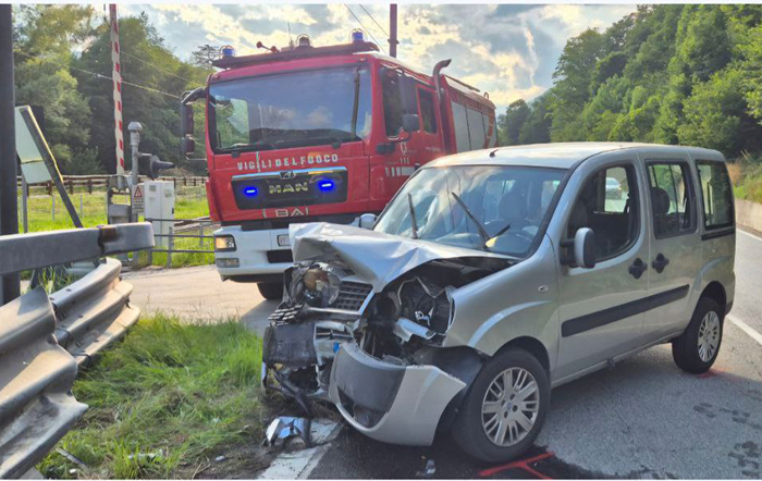 Villette, auto fuori strada sulla Statale 337: due feriti
