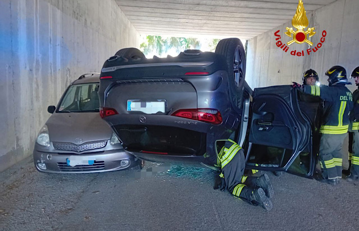 Urta due auto e si ribalta. 79enne estratta dall’auto dai Vvf