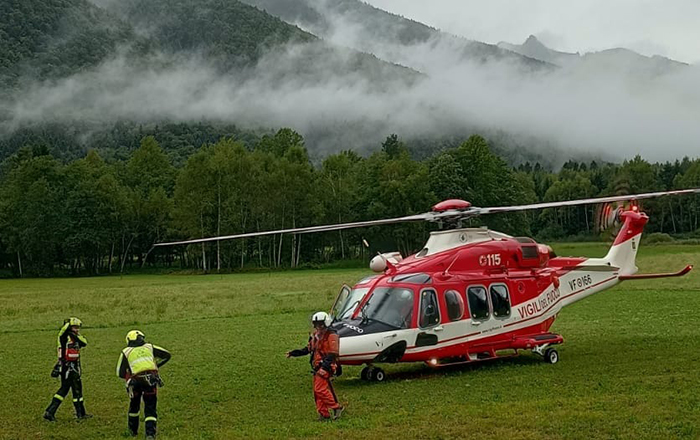 Bloccati dal torrente in piena: difficile intervento dell'elicottero Vvf in Agarina