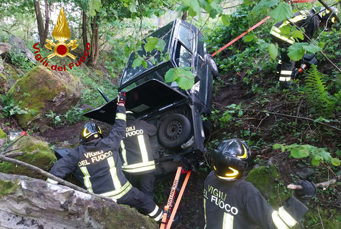 Esce di strada e rimane incastrato nell'abitacolo, portato al Dea