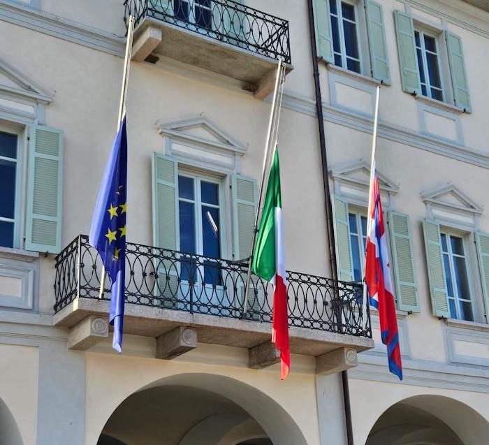 Addio Francesco. A Verbania, bandiere a mezz'asta su Palazzo di Città 