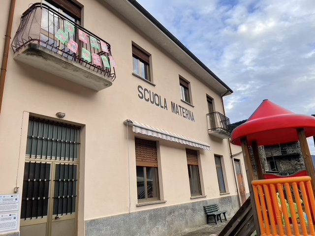 Dalla città alla piccola scuola montana: a Borgomezzavalle arrivano i bimbi di Villa