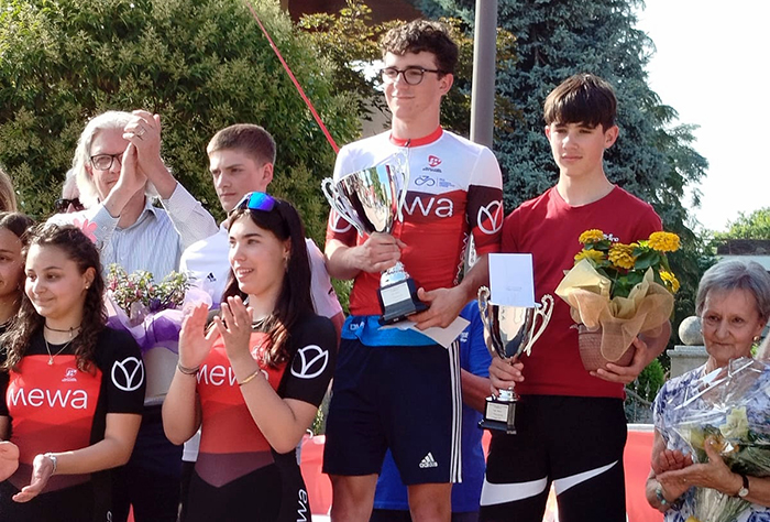Davide Fighetti del Pedale Ossolano sul podio a Turbigo