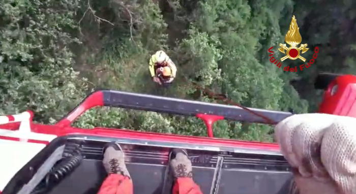 Escursionisti in difficoltà in Val Grande recuperati con l'elicottero - Video