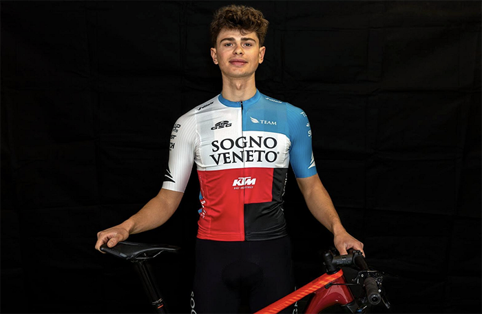 Marco Betteo sul podio a Nervesa della Battaglia, è leader della categoria U23