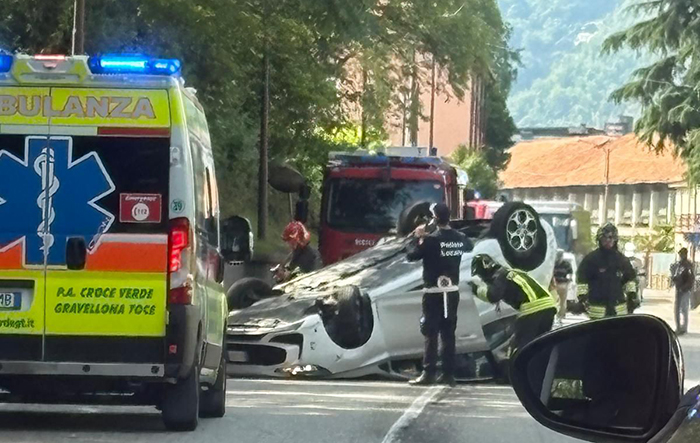 Incidente a Feriolo: auto si ribalta 