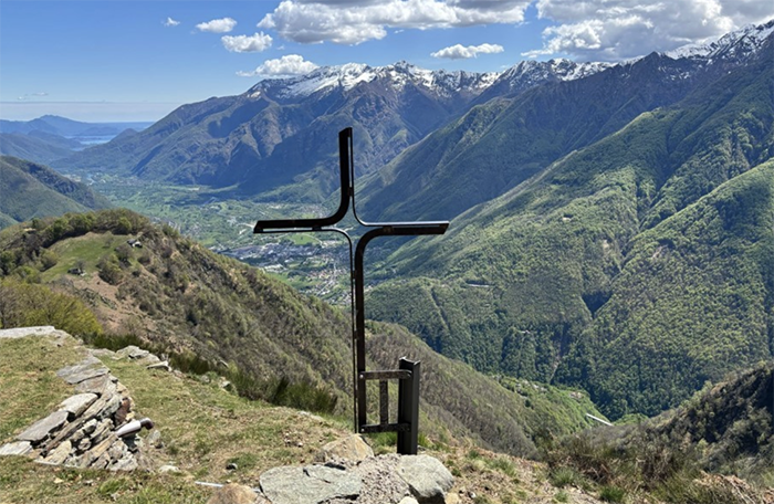 Posa della croce all'Alpe Castello, guarda dai laghi al Monte Rosa