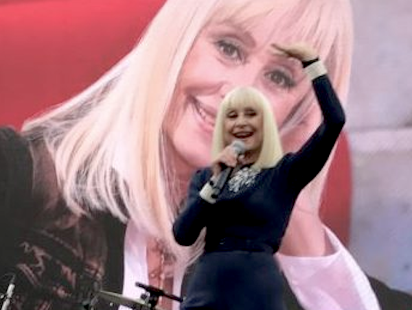 Blume und Show: Die Kamelienausstellung feiert Raffaella Carrà