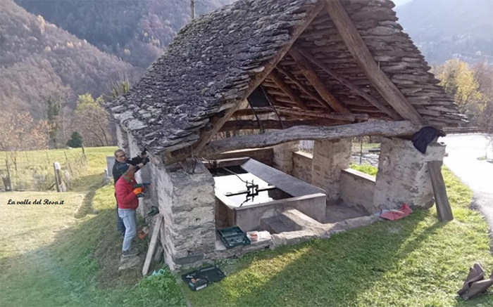 Abbellito l'antico lavatoio di Barzona a Calasca