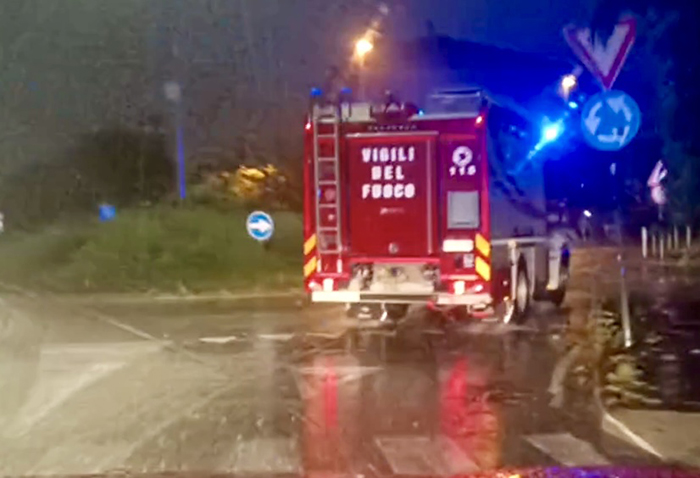 Incidente in superstrada per la forte pioggia: auto cappottata