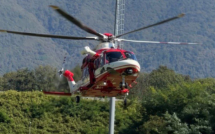 Cade in una riva, in codice rosso elitrasportato a Novara