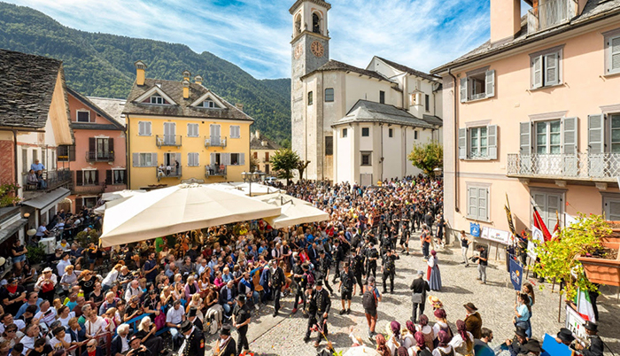 Vigezzo invasa dagli spazzacamini: in corteo in 1300. Ritardo per un infartato