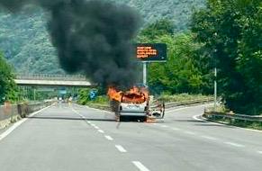 Auto in fiamme in superstrada. Traffico bloccato, intervengono i Vvf