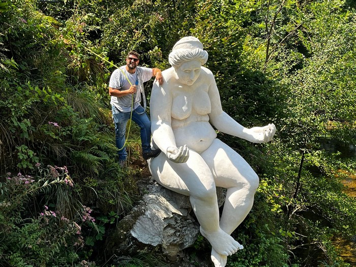La maxistatua della ninfa Teti piazzata nel futuro parco fluviale sul San Giovanni