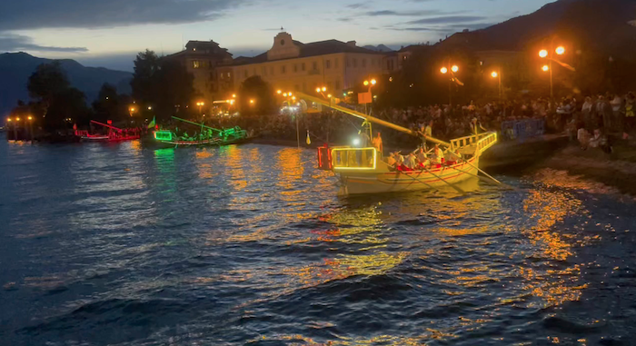 Pallanza da battere: il 51° Palio Remiero in notturna