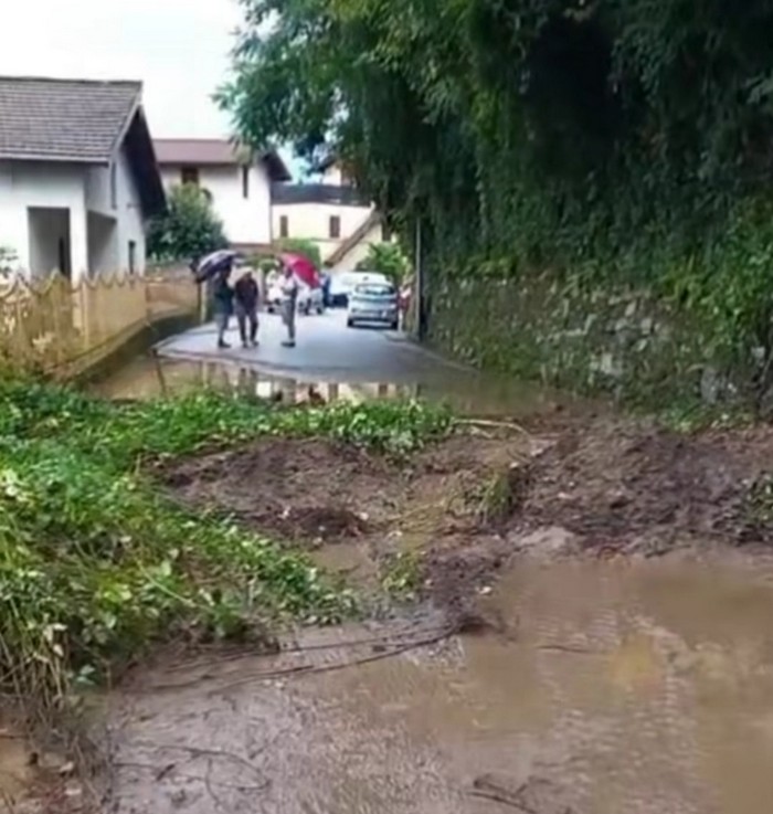 Maltempo, due frane a Baveno: evacuato un condominio
