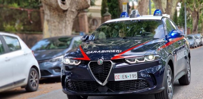 Taccheggiatore con la Maserati (e tre figli) ruba profumi e bigiotteria: denunciato