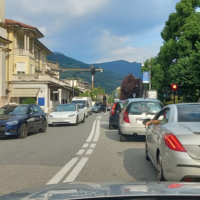  Asfalti d’agosto sul lungolago di Stresa: traffico in tilt e proteste