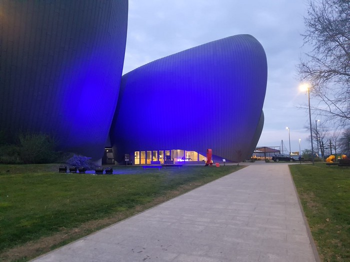 Verbania e la consapevolezza sull'autismo: teatro blu e tavola rotonda