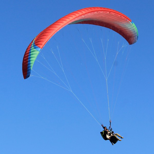 La vela si chiude: parapendista precipita nel lago 