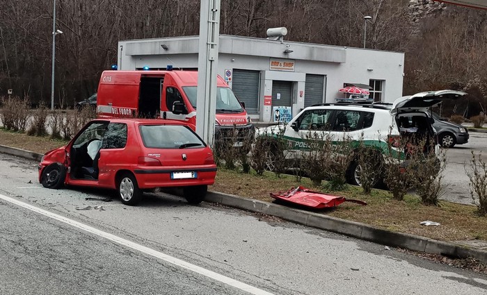 Incidente tra due auto sulla ss34
