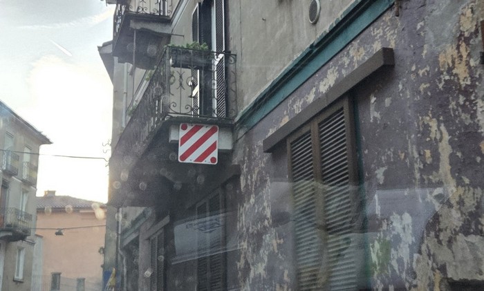Camion ignora il divieto di transito e urta un balcone