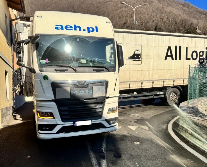 Il navigatore manda il Tir in una via secondaria e rimane bloccato in rotonda