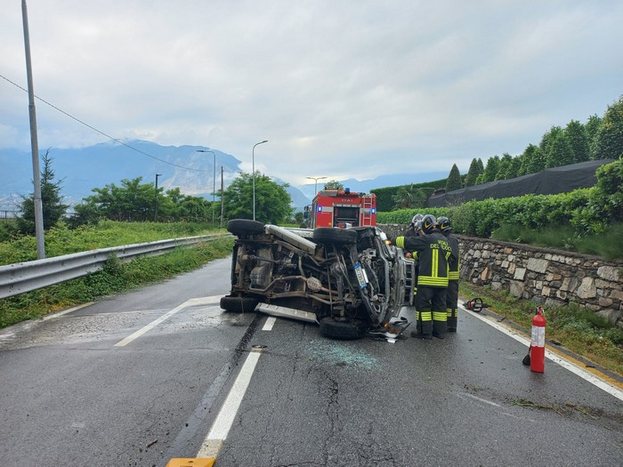 Urta con l'auto il muretto e si ribalta su un fianco: ventenne illesa