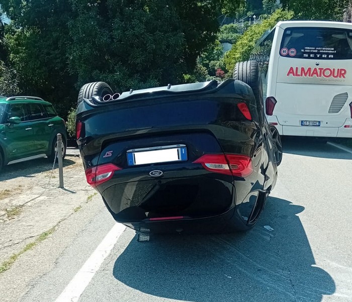 Auto ribaltata sulla statale: un ferito lieve e code