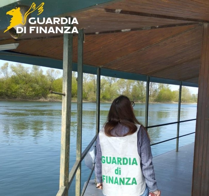 Casa galleggiante abusiva, 85.000 euro di canoni evasi