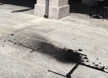 Il trenino della bellezza si guasta e sparge olio in piazza
