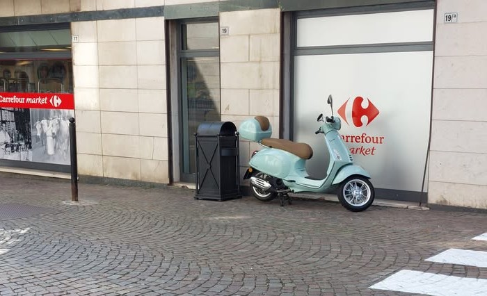 Lo scooter in divieto (senza multa) dell’assessore e le polemiche social