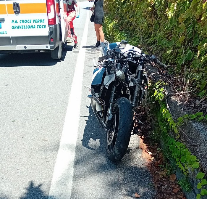 Motociclista perde il controllo del mezzo e cade a terra sulla ss34