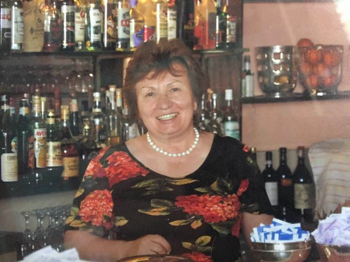 Stresa saluta Anna Strola, per mezzo secolo "signora" del Gigi Bar