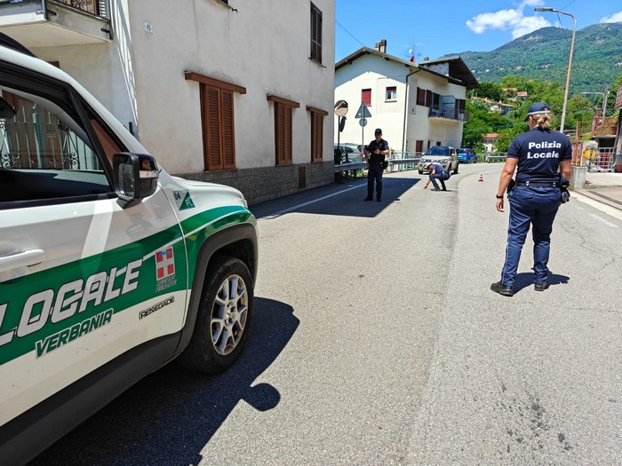 Motociclista di 39 anni perde il controllo e finisce contro un’auto: grave
