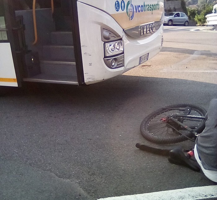 Bus urta una donna alla nuova rotonda di Zoverallo