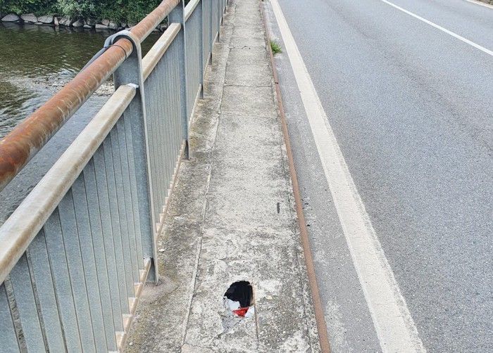 Marciapiedi usurati sul ponte di Intra. E un pedone si ferisce